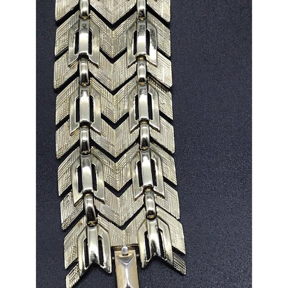 Vintage Lisner Wide Chevron Link Bracelet Beautiful Brushed & Smooth Gold Tone - Picture 7 of 9